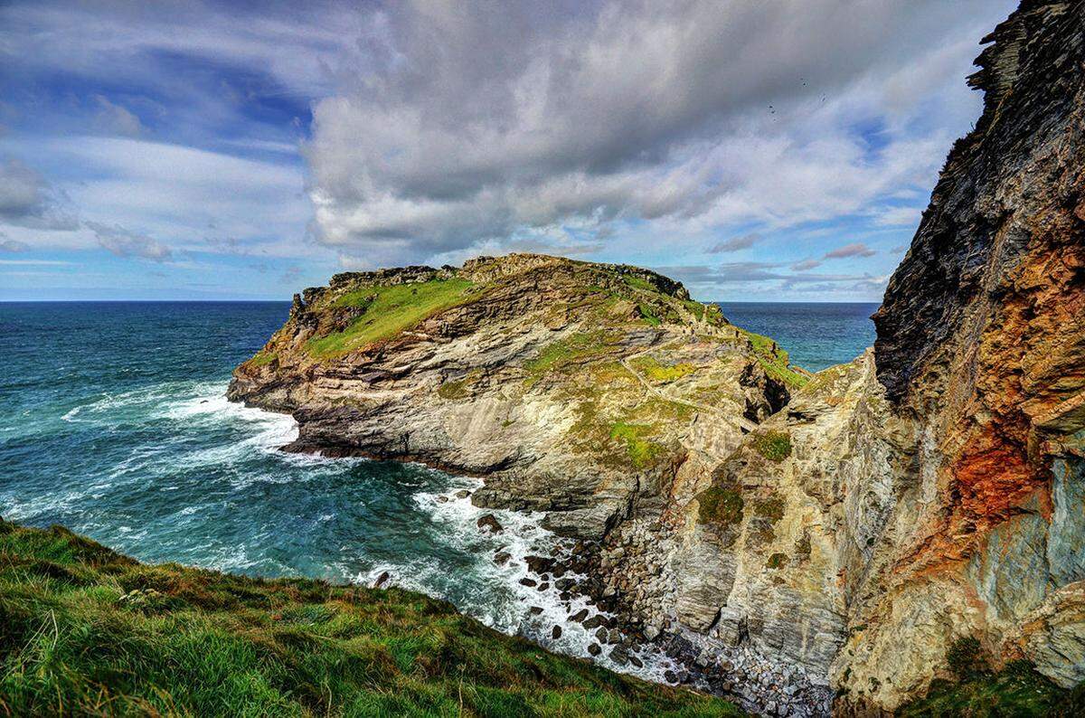 Die südenglische Küste entlang führt der South West Coast Path. Der beliebte Wanderweg ist über 1000 Kilometer lang und diente ursprünglich der Küstenwache, um in Seenot geratene Schiffe oder Piraten zu erspähen.