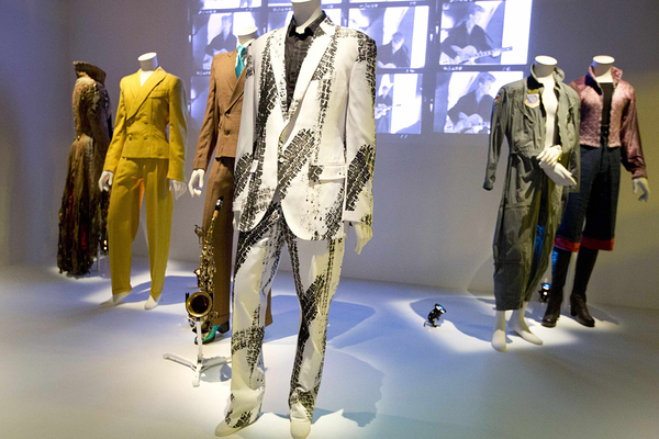 Noch nie in der mehr als 150 Jahre alten Geschichte des Hauses hätten sich Tickets so schnell verkauft. Die Ausstellung, die bis August läuft, soll demnach auf Wochen hinaus ausgebucht sein.