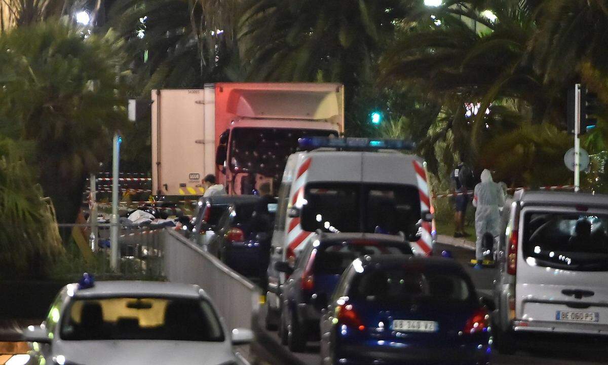 Am 14. Juli 2016 steuerte der Tunesier Mohamed Lahouaiej Bouhlel während der Feierlichkeiten zum französischen Nationalfeiertag einen Lastwagen in die Menschenmenge in Nizza. 86 Menschen wurden getötet, mehr als 400 verletzt. Der IS bekannte sich zu der Tat.