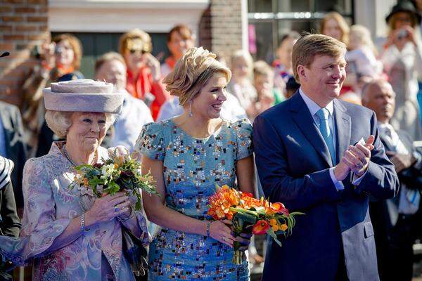 Im April 2013 dankt Königin Beatrix nach 33 Jahren im Alter von 75 Jahren ab. Die Monarchin übergibt das Amt an ihren damals 46 Jahre alten Sohn Willem-Alexander.