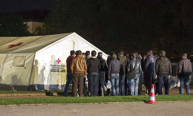 Am Freitag bezogen erste Flüchtlinge ZZelte am Gelände der Landespolizeidirektion in Linz.