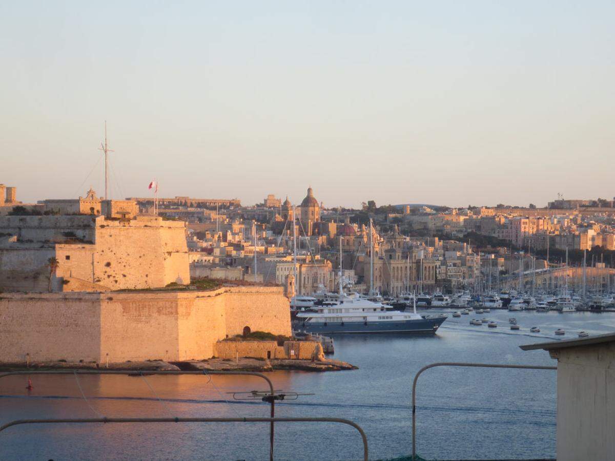 Malta, meistbombardierter Fleck Erde im Zweiten Weltkrieg (Luftangriffe der Italiener und Deutschen), erhielt für sein Durchhaltevermögen vom britischen König George VI. das Georgs-Kreuz (seit Dezember 1943 sogar als Teil der Fahne), ein ideeller Trost für durchaus materielle Schäden.