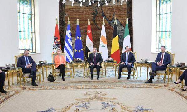 Bundeskanzler Nehammer war gemeinsam mit EU-Kommissionspräsidentin Ursula von der Leyen, Italiens Premierministerin Giorgia Meloni, deren Amtskollegen Kyriakos Mitsotakis (Griechenland) und Alexander De Croo (Belgien) sowie Zyperns Präsident Nikos Christodoulides bei Ägyptens Staatschef Abdel Fattah al-Sisi in Kairo.