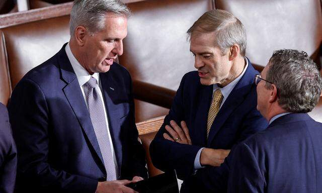 Kevin McCarthy (li.), der gestürzte „Speaker“ des Repräsentantenhauses, im Gespräch mit Jim Jordan, der auch im dritten Anlauf gescheitert ist.