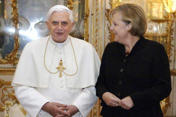 Die deutsche Bundeskanzlerin Angela Merkel (im Bild mit dem emeritierten Papst Benedikt XVI.) hat Papst Franziskus zu seiner Wahl gratuliert. "Ich freue mich insbesondere mit den Christen in Lateinamerika, dass nun zum ersten Mal einer der Ihren an die Spitze der Katholischen Kirche berufen worden ist", sagte Merkel am Mittwochabend in Berlin."Weit über die katholische Christenheit hinaus erwarten viele von ihm Orientierung, nicht nur in Glaubensfragen, sondern auch, wenn es um Frieden, Gerechtigkeit, die Bewahrung der Schöpfung geht." Sie wünsche Papst Franziskus Gesundheit und Kraft für seinen Dienst am Glauben und zum Wohl der Menschen.