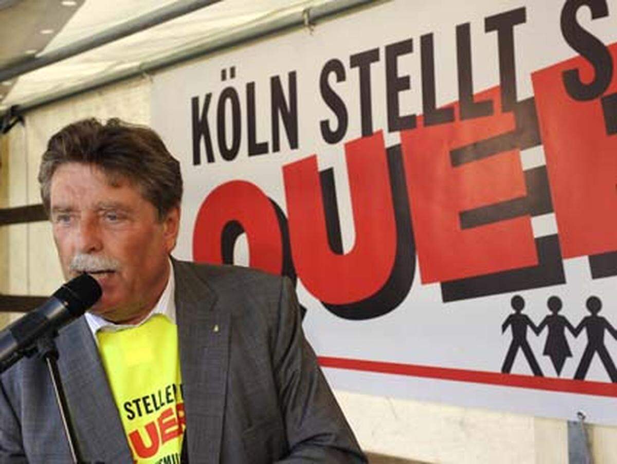 Oberbürgermeister Fritz Schramma (CDU) sagte bei der zentralen Gegenkundgebung auf dem Kölner Heumarkt, die Rechtsradikalen aus ganz Europa hätten wohl vergessen, was man ihnen bereits im September beim vorangegangenen Kongress zugerufen habe: "Da ist die Tür. Wir wollen euch nicht. Wir stellen uns quer."