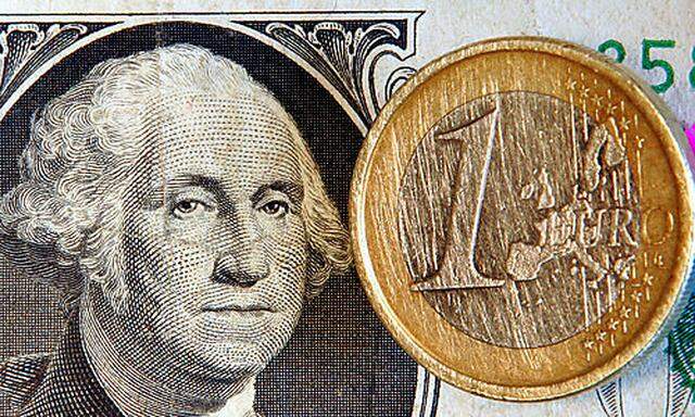 ** ARCHIV ** Eine Ein-Euro-Muenze liegt auf einer Dollarnote, fotografiert am 10. Mai 2006 in Frankfu