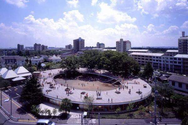 Die OECD hat den Fuji Kindergarten im Jahr 2010 als herausragendes Bildungsgebäude ausgezeichnet. Die Organisatoren der Ted-Konferenz in Kyoto, bei der Takaharu Tezuka seinen Kindergarten vorstellte, gingen sogar noch weiter: Es sei der beste Kindergarten, den man je gesehen habe. &gt;&gt;&gt; Takaharu Tezuka: Kinder brauchen kleine Gefahren &gt;&gt;&gt; Mehr über Takaharu Tezuka auf seiner Webseite