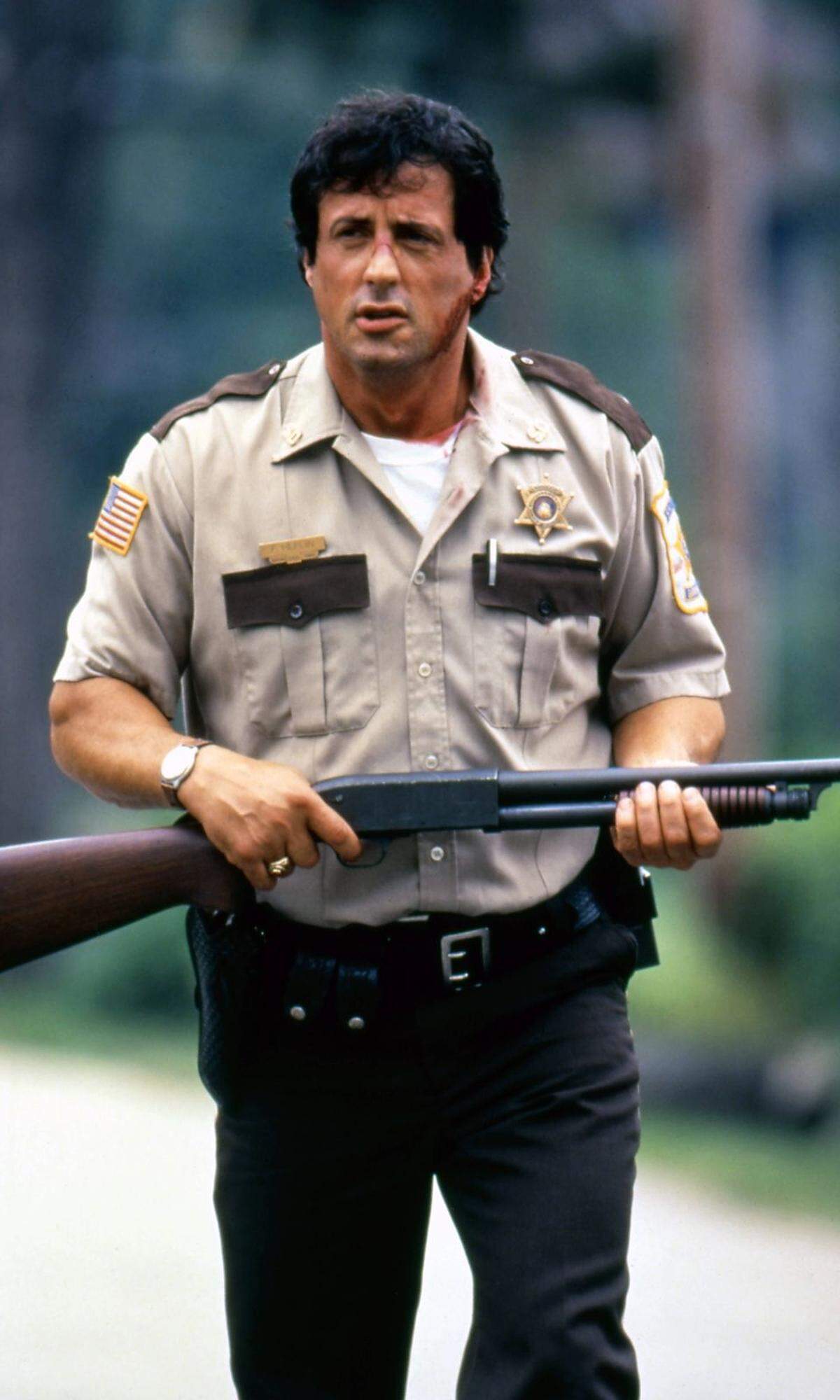 Richtig harmlos wirkt da Sylvester Stallones Auffettungs-Kur: Für James Mangolds Thriller "Cop Land" (1997) musste er 15 Kilo zunehmen. Schließlich spielte er einen Sheriff und sollte auch aussehen wie einer.