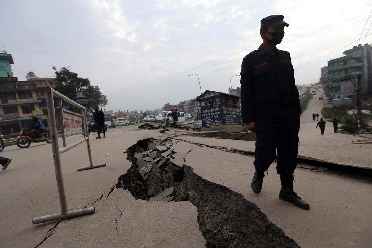 Die internationale rollt langsam an. Der Flughafen Kathmandu ist ein Nadelöhr. Viele Flugzeuge müssen stundenlang in der Luft kreisen, ehe sie eine Landeerlaubnis bekommen.