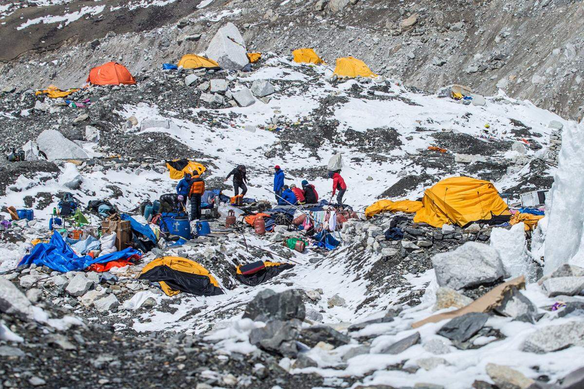 Vom Mount Everest wurden 205 Bergsteiger gerettet, wie der örtliche Polizeisprecher Bhanubhakta Nepal am Dienstag sagte. Bei einer großen Lawine, die das Everest-Basislager getroffen hatte seien 17 Menschen gestorben, hieß es.