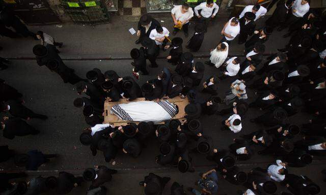 Trauer und Wut: Das Opfer eines palästinensischen Attentäters in Jerusalem wird beigesetzt.