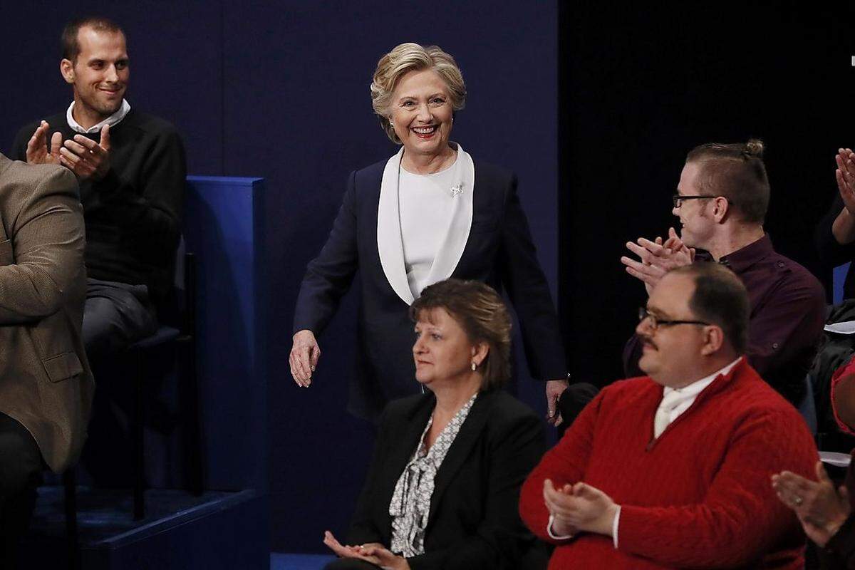 Roter Strickpulli mit Zipverschluss-Kragen? Ausverkauft, so heißt es - zumindest in den Größen S - XL auf Amazon. Denn Kenneth Bone hatte bei der TV-Debatte der US-Präsidentschaftskandidaten Donald Trump und Hillary Clinton seinen großen Auftritt. Der rundliche Mann Mitte 30 las eine Frage zur Energiepolitik von seinem Zettel vor - seine sachbezogene Frage am Ende eines extrem aggressiv geführten Duells empfanden viele Zuschauer offenbar als wohltuend - und ist dank Pulli über Nacht zum Trendsetter geworden. Gleich mehrere Twitter-Accounts behaupten, der echte Ken Bone zu sein. Wer Bone folgen möchte, sollte nach @kenbone18 suchen, sagte der Mann in der Talkshow von Jimmy Kimmel.  