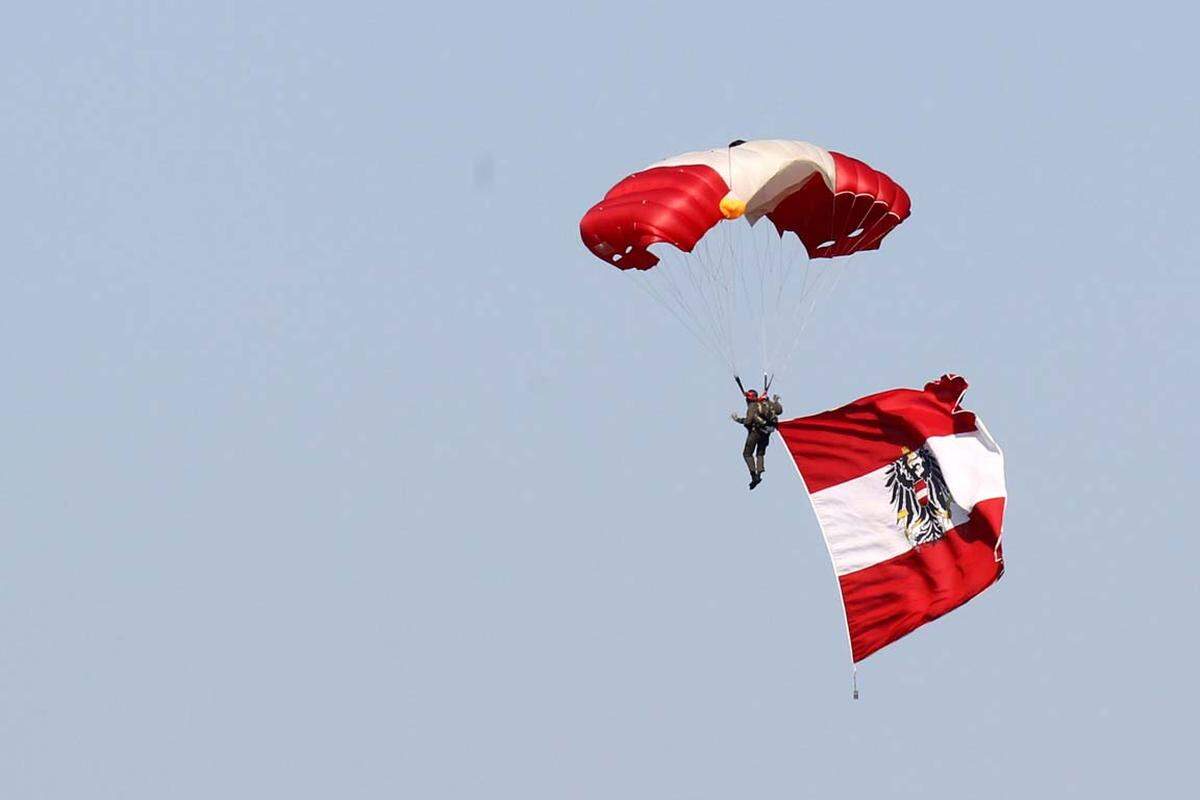 Das Bundesheer nutzte die Airpower für eine Leistungsschau, so zum Beispiel die Fallschirmspringer mit einem Flag Jump ...