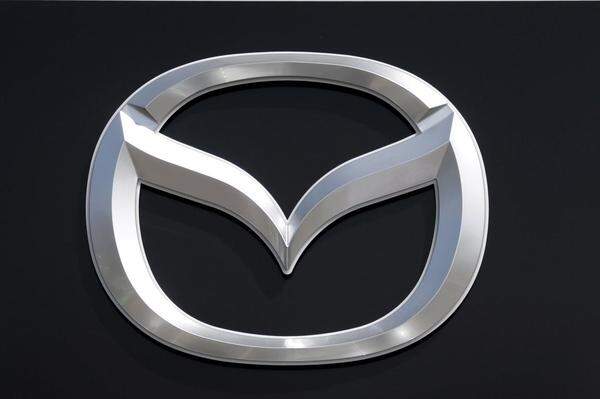 Der Name Mazda leitet sich von Ahura Mazda ab, einer alten Gottheit. Das jetzige Logo wurde im Jahr 1997 der Öffentlichkeit vorgestellt. Die V-Form im Inneren des Logos sollen die Innovationskraft des Unternehmens und freien Geist verkörpern.