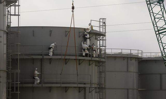 Arbeiten am Akw Fukushima um weitere Katastrophen zu verhindern. Für Tepco eine finanzielle Belastung.