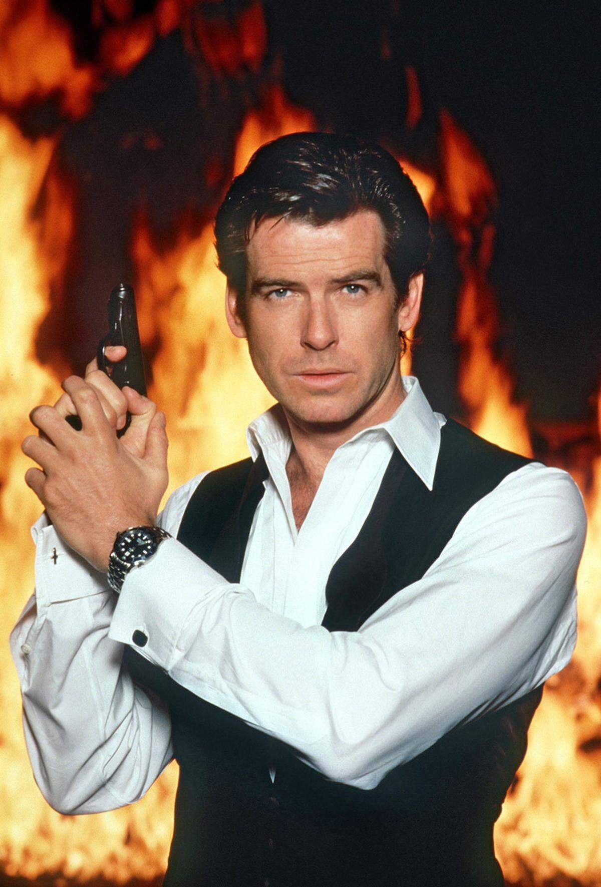 Brosnan war nämlich schon zu Daltons Bond-Zeit als Agent 007 im Gespräch. Aufgrund anderer vertraglicher Verpflichtungen konnte er aber erst 1995 den "Auftrag" annehmen: "Golden Eye". Es folgten "Der Morgen stirbt nie" "Die Welt ist nicht genug" und "Stirb an einem anderen Tag".