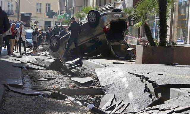 Zwei Tage heftigster Regen löste Chaos an der Cote d'Azur aus.