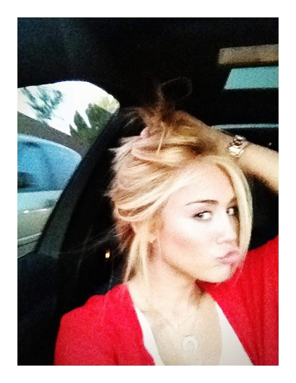 Miley Cyrus im Medienrummel: Verlobung, Kinderwunsch und nun eine neue Haarfarbe beschäftigen die Tratsch- und Klatschpresse.