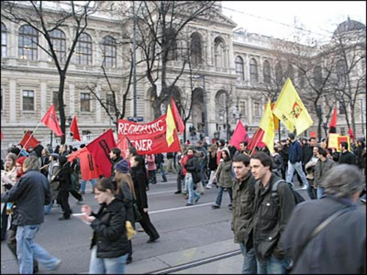 Der Protestzug begann vor dem Wissenschaftsministerium, passierte die Universtität Wien...