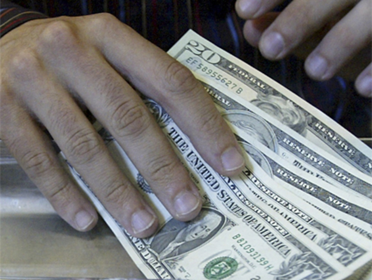 An diesem Punkt scheiden sich die Geister. Billionen von Dollar sind bereits geflossen. Geht es nach US-Präsident Obama und US-Nobelpreisträger Paul Krugman, soll noch viel mehr Geld fließen.Die Europäer warnen vor einer Hyperinflation. "Die Europäer fragen zu Recht nach der Kosten-Nutzen-Rechnung. Stimulation geht nur über Schulden, und die müssen irgendwann zurückgezahlt werden. Die besseren Sozialsysteme in Europa sind für sich konjunkturstützend genug", sagt auch Ex-IWF-Chefökonom Kenneth Rogoff.