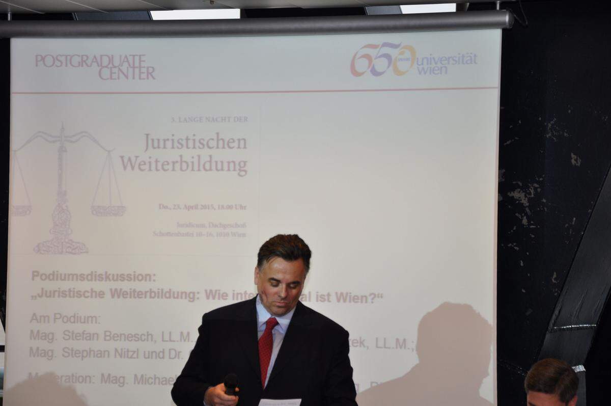 Dekan Paul Oberhammer übernahm die Begrüßung und ging dabei auf die Thematik der steigenden Bedeutung der Internationalität an der Rechtswissenschaftlichen Fakultät hervor.