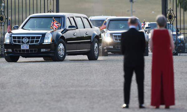 So war Theresa May bemüht, den Besuch des US-Gastes auf einem niedrigen Level zu halten: Einen offizieller Staatsbesuch inklusive Kutschenfahrt mit Queen Elizabeth und einer Rede vor dem Parlament konnten die Kritiker verhindern.