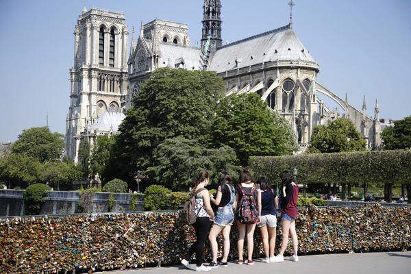 Paris, Frankreich. Die Kathedrale Notre-Dame de Paris ist eine der frühesten gotischen Kathedralen Frankreichs. Besonders berühmt ist die Schlange, an der man sich anstellen muss, wenn man einen Blick in ihr prächtiges Innenleben werfen möchte. Notre-Dame steht an der Ostspitze der Seineinsel Île de la Cité im 4. Pariser Arrondissement. Der Bau der Kathedrale dauerte von 1163 bis 1345. Nicht weniger berühmt als die Schlange am Haupteingang, ist natürlich die Geschichte seines Glöckners, geschrieben von Victor Hugo. 