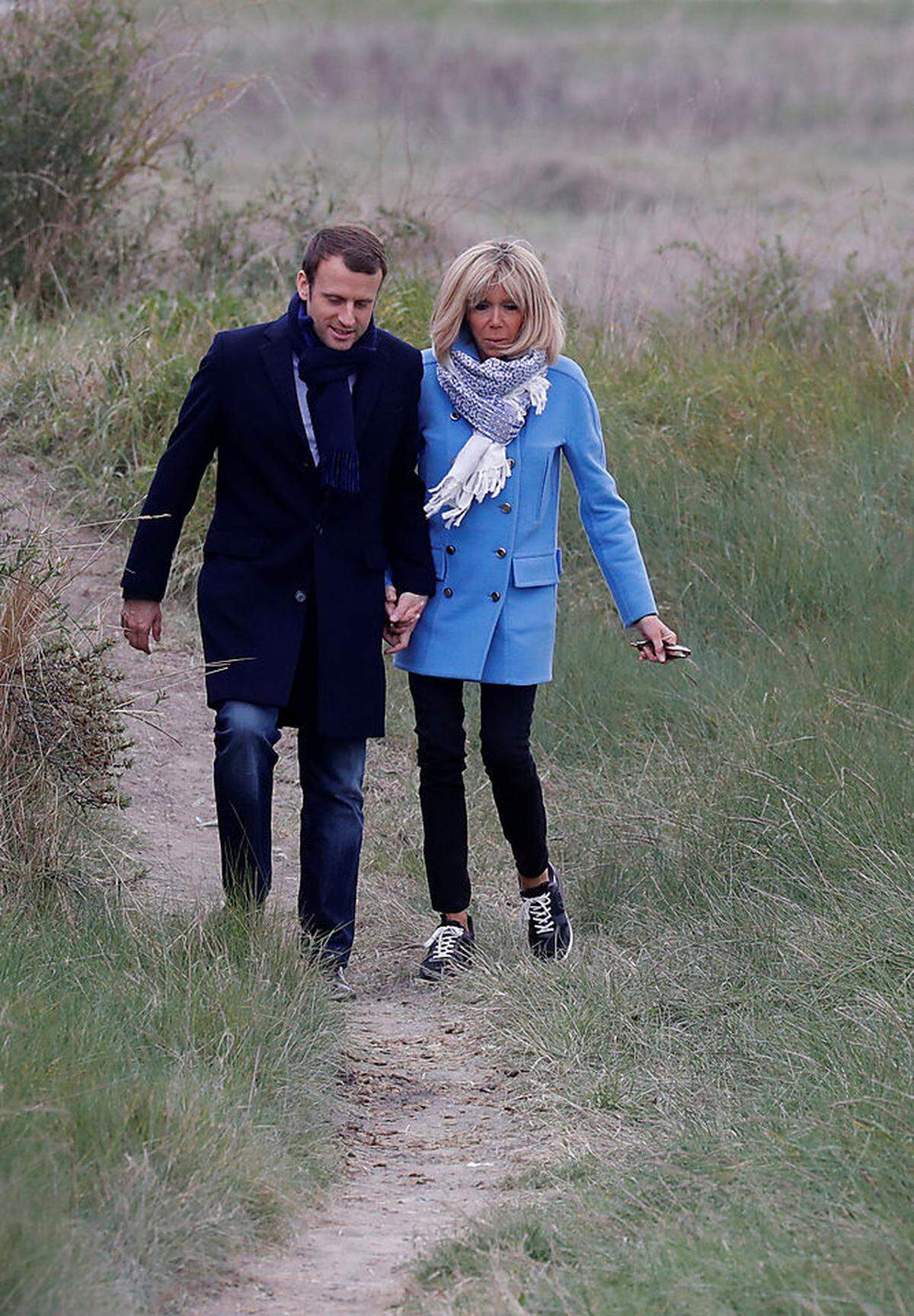 Wenn der Termin danach verlangt, trägt Macron auch Sneakers, Schal und Wollmantel.