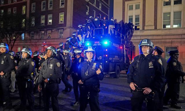 Beamte der New Yorker Polizei stiegen über eine Rampe in das von Studenten besetzte Gebäude ein.