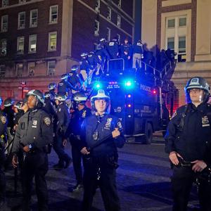 Beamte der New Yorker Polizei stiegen über eine Rampe in das von Studenten besetzte Gebäude ein.