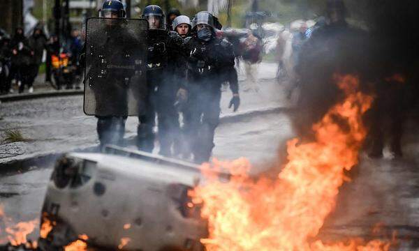 In Paris brannten am Donnerstag erneut viele Mülltonnen im Zuge der Proteste gegen die Pensionsreform.