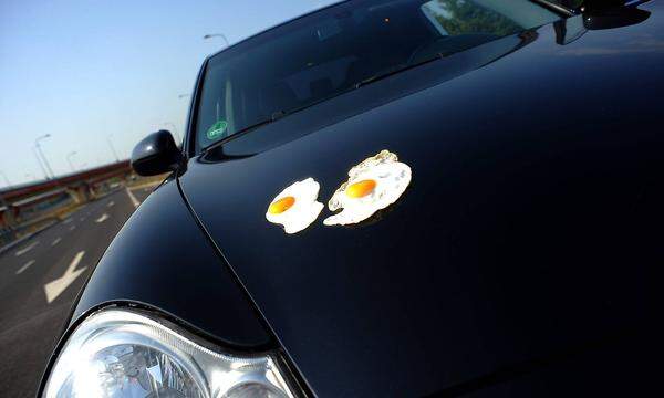 In Bosnien-Herzegowina riefen die Behörden bereits den vierten Tag in Folge die rote Wetteralarmstufe bei 42 Grad aus. Spaßvögel brieten - wie in solchen Situationen üblich - wieder Eier auf Straßenasphalt und Motorhauben von Autos.