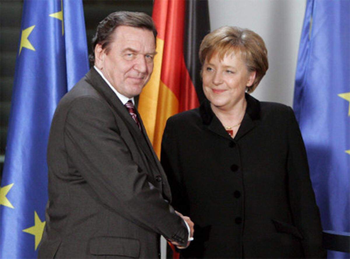Eine Basta-Kanzlerin wollte Merkel nicht sein. "Jeder kennt doch Schröders Regierungsbilanz. Ich habe meinen eigenen Führungsstil", sagte sie Ende 2006. Von Beginn an wollte sie anders regieren als Schröder und damit Gegen-Modell zum Vorgänger sein. Sie wog vor Entscheidungen - Kohl nicht unähnlich - lieber lange ab, manchmal vielleicht zu lange. Schnelles Springen von einem Thema zum anderen, wie in Schröders Amtszeit oft zu beobachten, hätte ihrem Temperament nicht entsprochen.