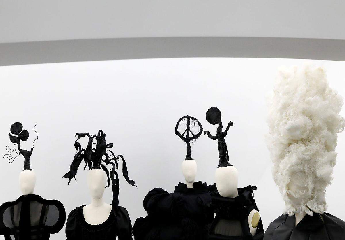 Gestaltet wird die Ausstellung - wie üblich - vom Costume Institute des Metropolitan Museum. Dass sich eine solche Schau des Met mit einem noch lebenden Designer auseinandersetzt, ist übrigens eine absolte Seltenheit. Erst einmal, 1983, würdigte das Costume Institute den Modemacher Yves Saint Laurent mit einer Einzelschau.