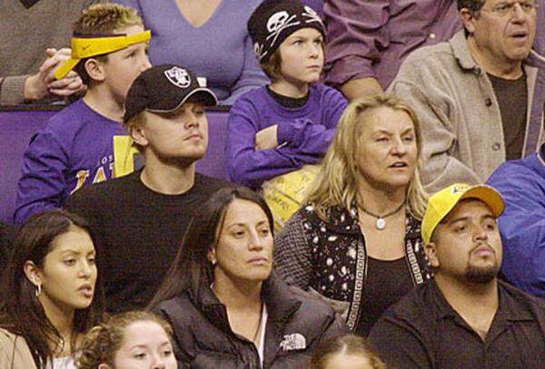 ... das Baksetball-Team L.A. Lakers. Wenn gerade kein Model an seiner Seite ist, nimmt er Mutter Irmalin mit ins Stadion.  Mit einer anderen Frau verbindet DiCaprio eine treue Freundschaft, nämlich mit ...