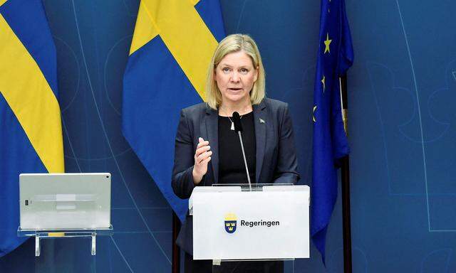 Schwedens Premierministerin Magdalena Andersson präsentiert die neuen Covid-Regeln in Stockholm.