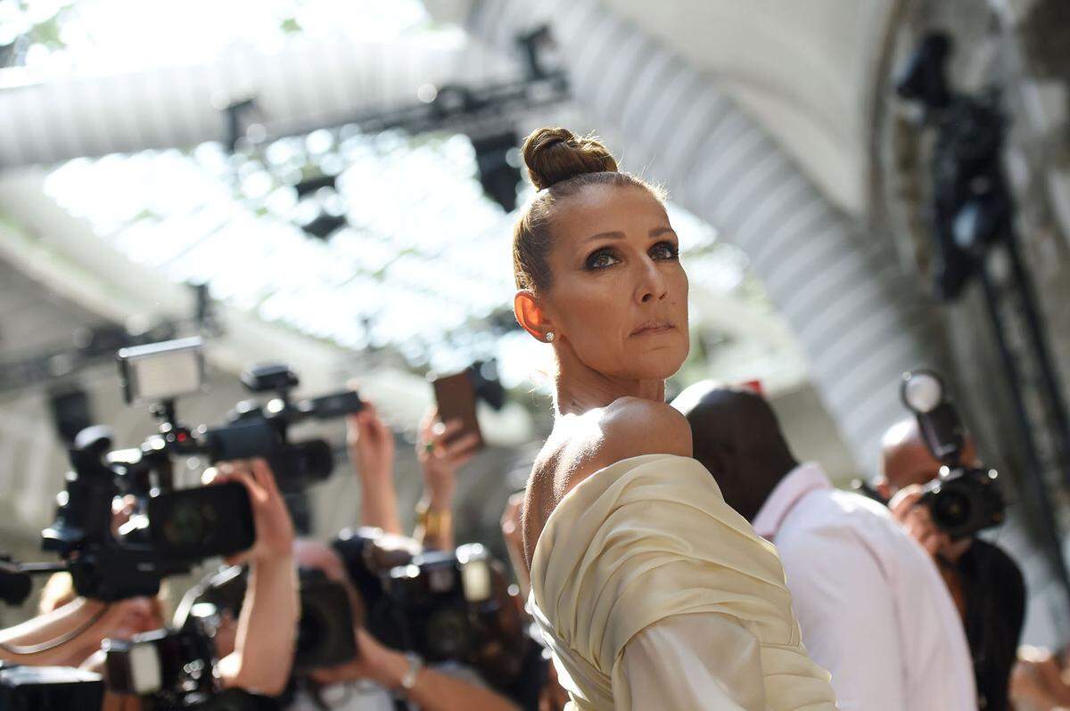 Hervortun konnte sich Céline Dion bei der Haute Couture Modenschau im Juli. Die 51-Jährige begeisterte mit ihren ausgefallenen Outfits, mit denen sie in der ersten Reihe von Chanel, Iris van Herpen und Co. saß. In den sozialen Netzwerken sorgte das für einen Anstieg der Erwähnungen um 7831 Prozent.