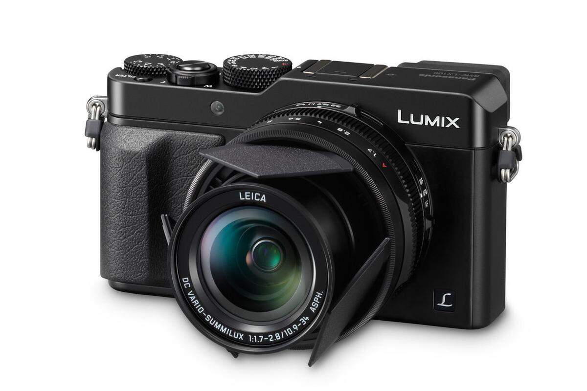 Mit der Lumix LX100 antwortet Panasonic auf Sonys RX100 und Canons G7X. Die Kamera hat einen Micro-Four-Third-Sensor mit (effektiv) 12,8 Megapixel, ein Zoom von 24-75 Millimeter (Kleinbildwert), eingebautes Wifi und einen Touchscreen. Das Retrodesign erleichtert die Bedienung, es gibt beispielsweise eine manuelle Blendenwahl. Kosten wird die LX100 etwa 900 Euro.