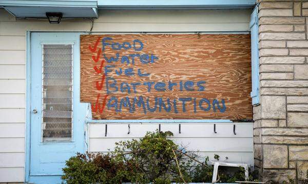 In Lake Worth, Florida, rüsten sich am 7. September Hausbewohner für den drohenden Hurrikan.