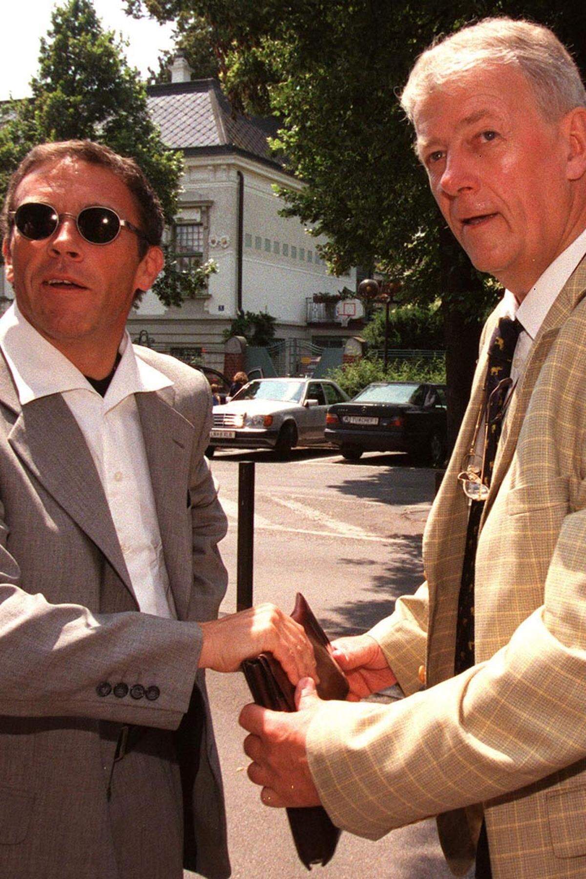 Ebenso wie Kronberger aus der "Argumente"-Redaktion des ORF kam auch Hans-Jörg Schimanek. 1993 wechselte er für die FPÖ vom ORF auf einen Landesrats-Sitz in Niederösterreich, 2005 trat er erfolglos als BZÖ-Spitzenkandidat bei den Wiener Landtagswahlen an, derzeit ist er Bezirksrat in Wien-Floridsdorf.