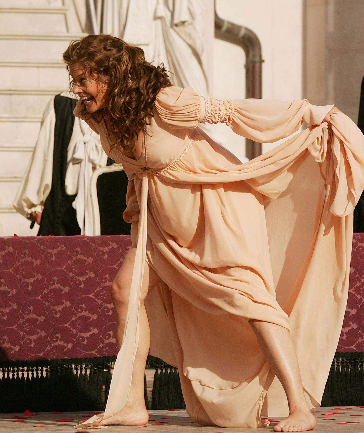 Die deutsche Schauspielerin wirbelte in einem weich fließenden, pfirsichfarbenen Kleid über den Domplatz. 