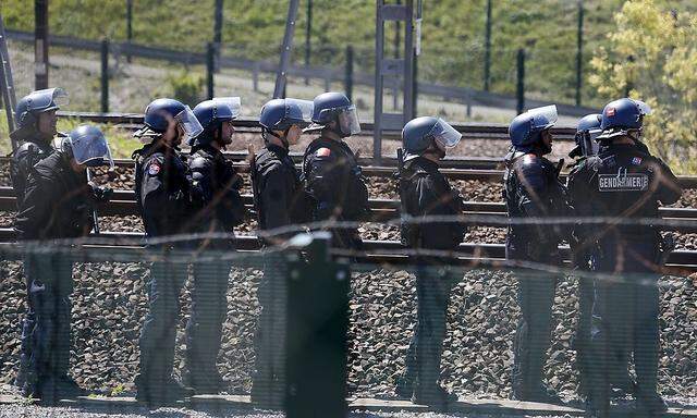 Ein zwei Kilometer langer Grenzzaun wird vor dem Eingang des Eurotunnels errichtet.