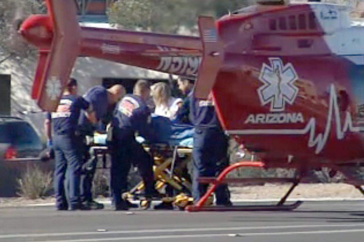 Giffords wird ins Krankenhaus geflogen und notoperiert.