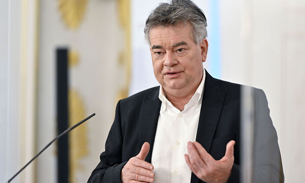 Werner Kogler setzt auf eine Kindeswohlkommission, um den Dauerkonflikt mit der ÖVP um Abschiebungen zu lösen. 