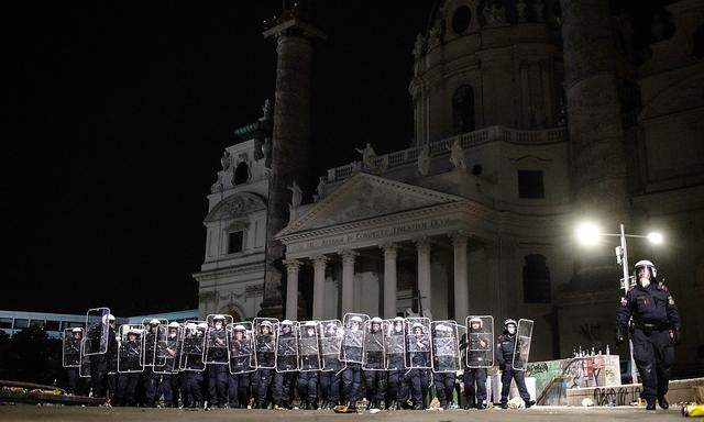 Am Wiener Karlsplatz kam es zu Auseinandersetzungen mit der Polizei.