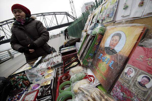 An den Straßenecken waren die Kioske voll von Biografien, Bilderbüchern und anderen Souvenirs, die an Kim Jong-il erinnern sollen.