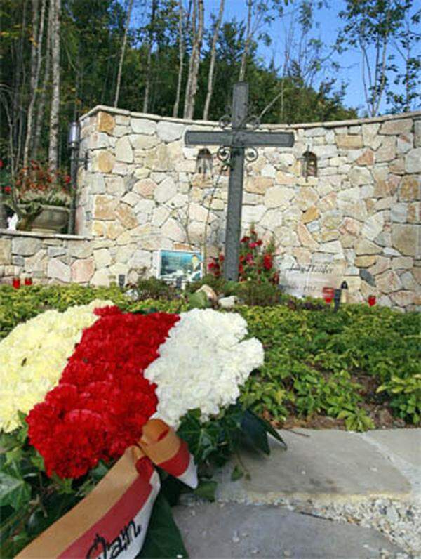 Die Einäscherung von Haiders sterblichen Überresten fand am 10. November statt. Die Urne wurde bei der Kapelle Alt-St. Michael im Bärental beigesetzt.