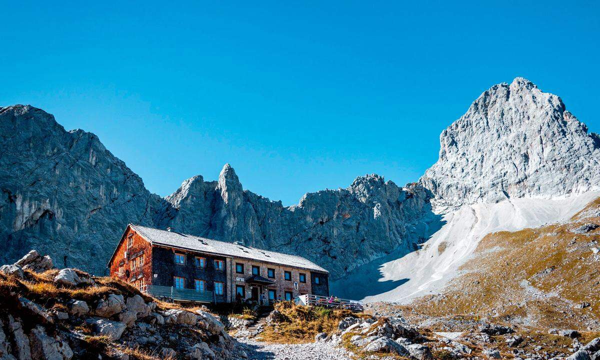 Nicht alle alpinen Destinationen in Österreich sind so leicht mit dem Schnellzug erreichbar wie die Silberregion Karwendel. Man steigt in Wien oder sonstwo in Österreich in die ÖBB und startet von Jenbach/Schwaz aus in den Bergurlaub – und bekommt in diesem Sommer im Zuge einer Aktion („Urlaub bei uns dahoam“) die Fahrtkosten vom Tourismusverband ganz zurückerstattet. Im Hintergrund ragt das Karwendelgebirge steil auf, eine der spektakulärsten Gebirgsformationen Tirols. Wer wagemutig genug ist, begibt sich hier auf Klettertour. Gemütlicher wandert man im  Naturpark Karwendel und auf das Kellerjoch, einen Aussichtsberg, besonders schön bei Sonnenuntergang. Kulturell ist die Gegend in der Mitte Tirols ebenso ein bedeutender Boden: Die kleine Stadt Schwaz war einst ein sehr florierendes Bergbauzentrum. Mehr zur Anreise und dem Paket auf der Seite www.silberregion-karwendel.com