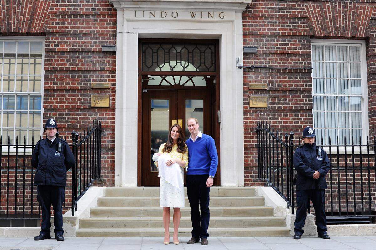 Der britische Prinz William und seine Frau Kate sind am 2. Mai Eltern eines Mädchens geworden und haben der Monarchie die neue Nummer vier der Thronfolge beschert. Hier sehen Sie die ersten Bilder des Babys und ein paar rosafarbene Reaktionen.
